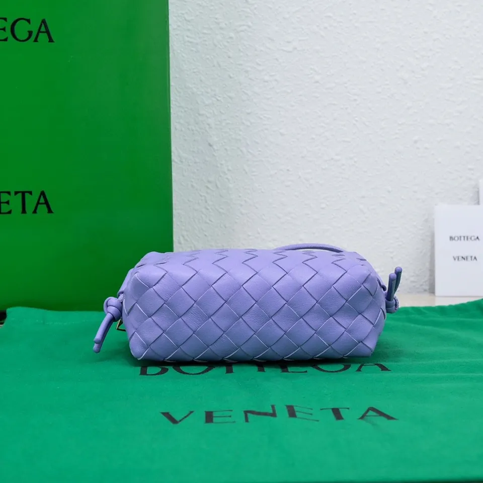 Batch 1160 B's new model is coming🔥Classic woven logo✅ The bag body is made of selected original sheepskin. The texture is soft and waxy. The simple square bag body is classic and versatile. The internal design is very practical. It has a large space and an adjustable iconic leather drawstring. It can be said to be both elegant and practical. The design is very simple and elegant. It has a kind of literary and retro style. Size model: 17*10*6cm, model number: 9896
